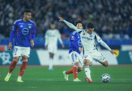 Erik em ação durante Yokohama Marinos 2 x 3 Machida Zelvia, pelo Campeonato Japonês 2026