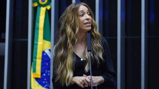 Erika Hilton pede indenização de R$ 3 milhões a parlamentar acusado de transfobia.