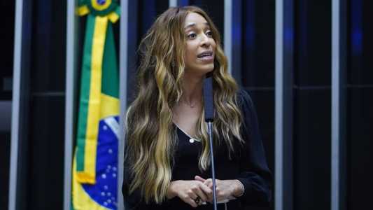 Erika Hilton pede indenização de R$ 3 milhões a parlamentar acusado de transfobia.