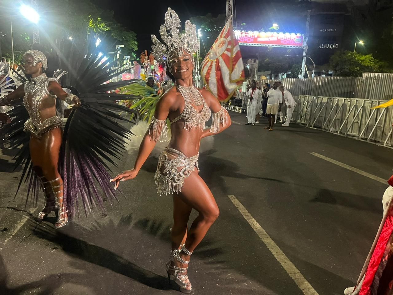 Rainha de bateria no Rio e em BH, Erika Januza volta às origens no Carnaval de Minas