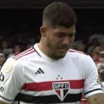 Erison volta a sentir lesão na coxa e deixa jogo com o Bahia chorando