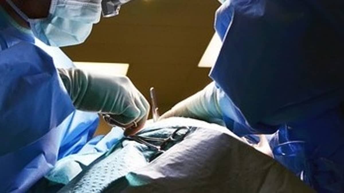 Médico que esqueceu pinça perto do coração terá que indenizar paciente