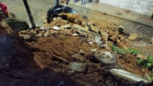 Escada caiu atingiu carro que estava estacionado