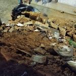 Escada despenca, deixa família presa em casa e atinge carro no interior de Minas 