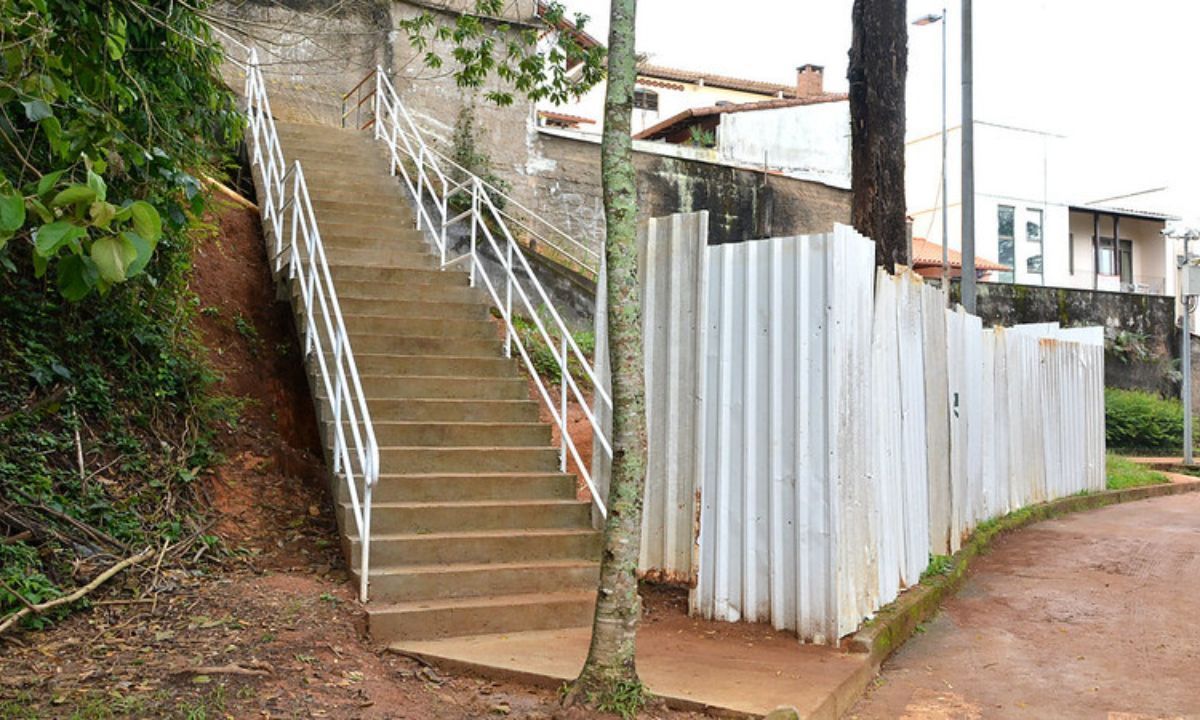 UFJF realiza obras em escadão por risco de desabamento de muro