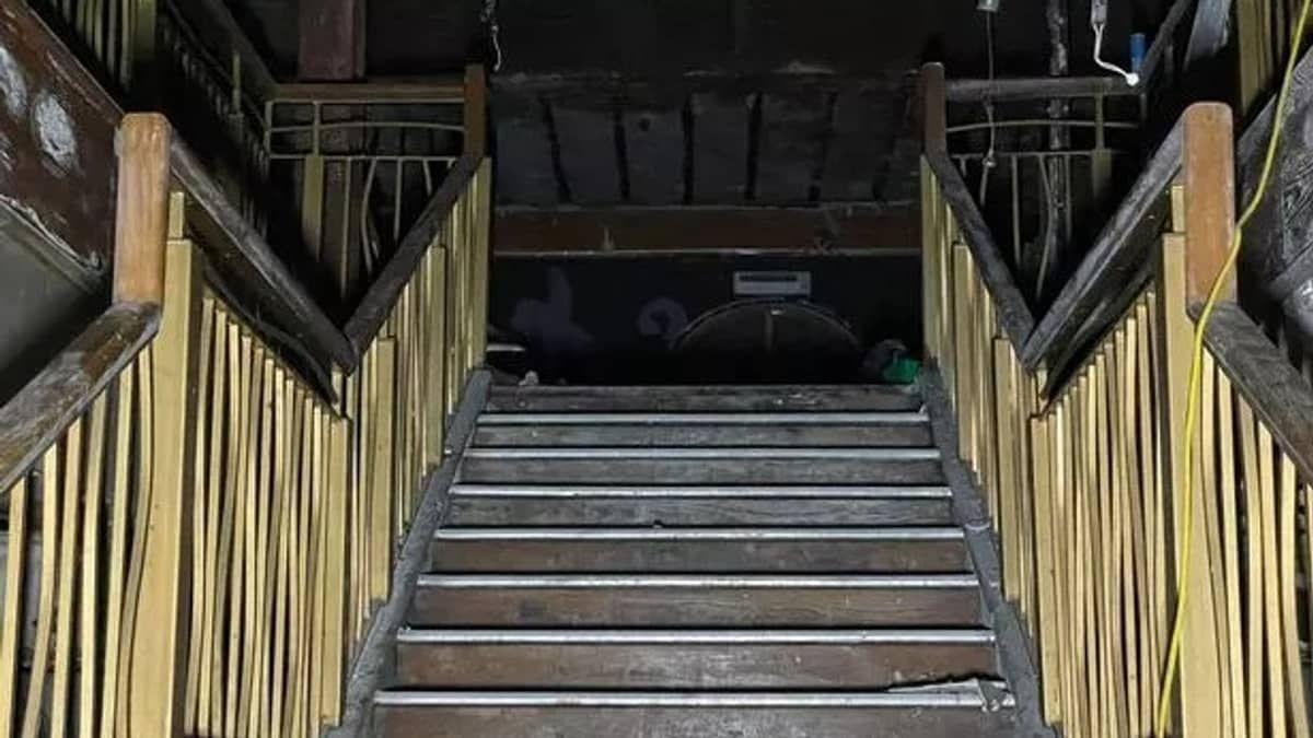 Teatro secular congelado no tempo impressiona por itens raros ainda intactos