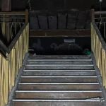 Teatro secular congelado no tempo impressiona por itens raros ainda intactos