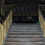 Teatro secular congelado no tempo impressiona por itens raros ainda intactos