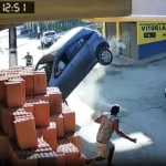 Vídeo: pedestre 'nasce de novo' ao escapar de carro desgovernado em MG