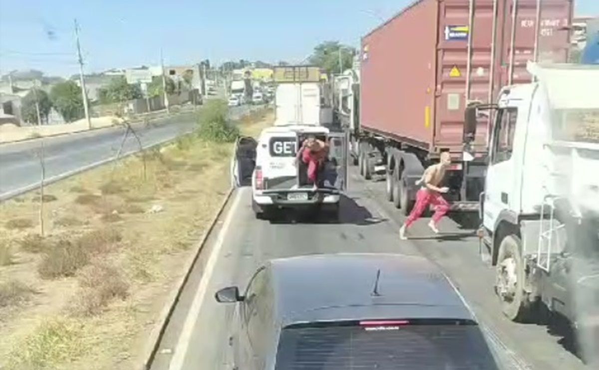 Vídeo: detentos serram grade e fogem de viatura policial em rodovia na Grande BH