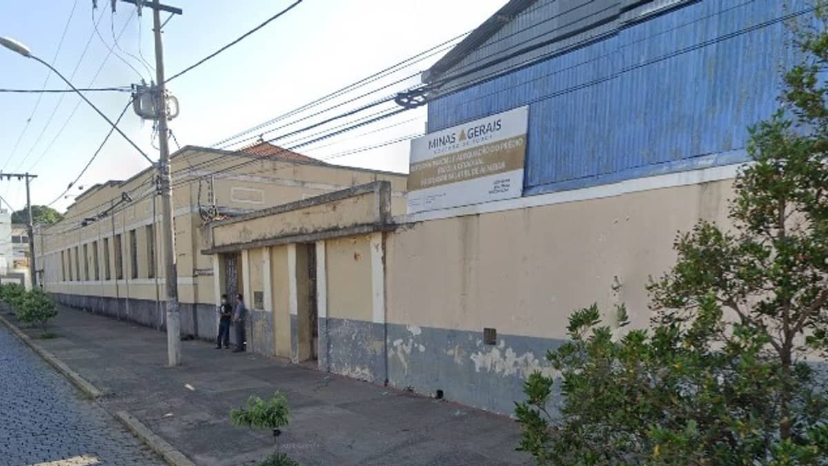 Professora investigada por falas racistas durante aula é afastada em MG: 'o traço não ajuda'
