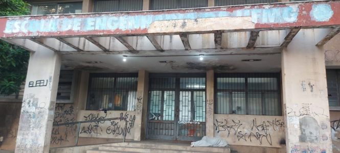 Foto mostra fachada da antiga Escola de Engenharia da UFMG, no Centro de Belo Horizonte