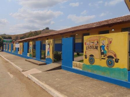 Foto mostra fachada de escola em Taparuba (MG)