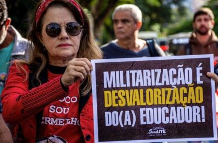 O governador de São Paulo, Geraldo Alckmin, suspendeu nesta sexta-feira decreto sobre a reorganização escolar no estado.