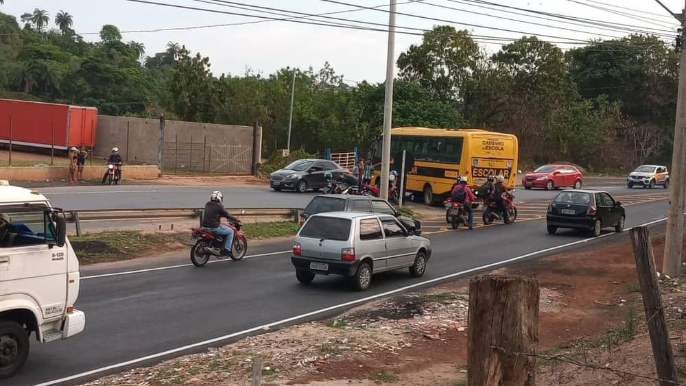 Motociclista vai parar debaixo de ônibus escolar em Ribeirão das Neves