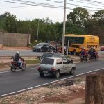 Motociclista vai parar debaixo de ônibus escolar em Ribeirão das Neves