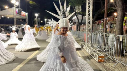 Escolas desfilam na avenida Afonso Pena em BH