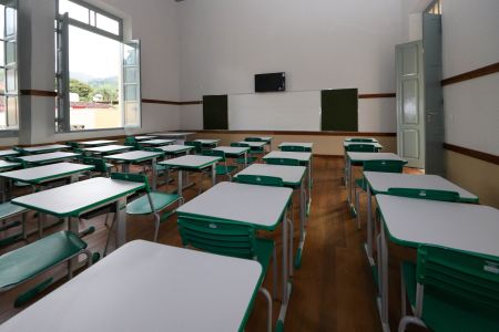 Sala de aula sem alunos, mas com carteiras, em Minas Gerais