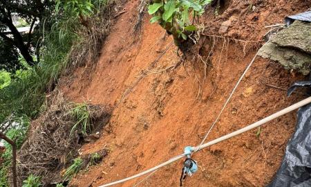 Após escorregamento de terra, casa onde idosos moravam foi interditada