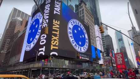 Escudo do Cruzeiro em painel da Times Square, de Nova York