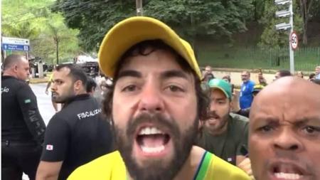 Esdras Jônatas dos Santos ficou famoso ao chorar em frente a quartel do Exército