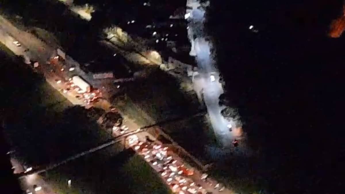 Uma pessoa morre e outra fica ferida em acidente com moto e carreta na Via Expressa