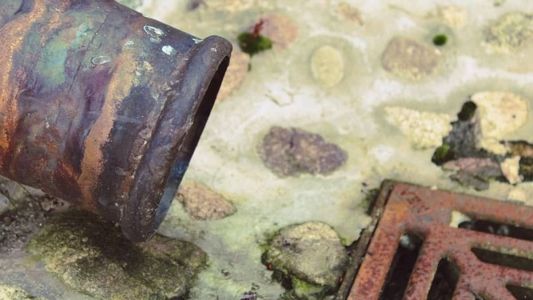 Esgoto voltava para dentro da casa de moradora com frequência