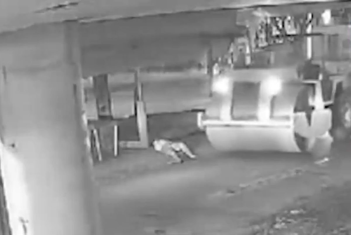 Vídeo: rolo compressor esmaga pés de mulher deitada em calçada em Goiânia (GO)
