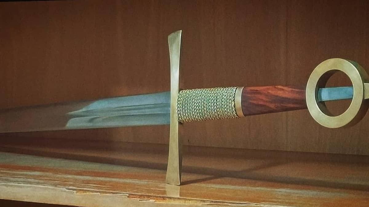 Espada artesanal de 1,5 m é furtada de bar medieval arrombado no bairro Santa Tereza, em BH