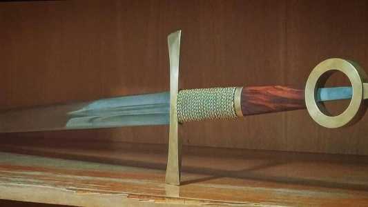 Espada medieval está avaliada em R$ 1 mil