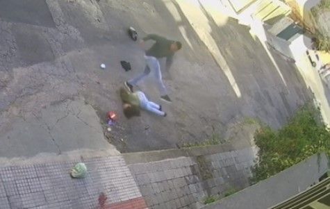 Vídeo mostra mulher sendo esfaqueada e espancada pelo ex no bairro Barroca, em BH