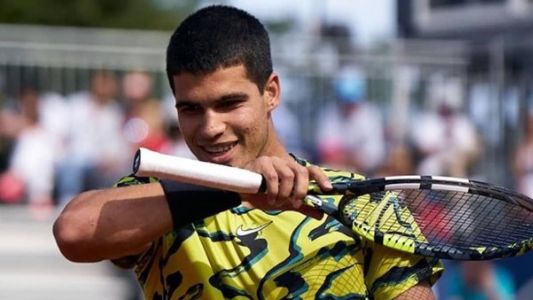 Espanhol Carlos Alcaraz foi bicampeão do ATP de Barcelona de Tênis neste domingo (23)