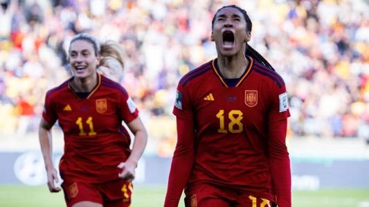 Espanholas comemoram o gol que deu inédita classificação a Seleção