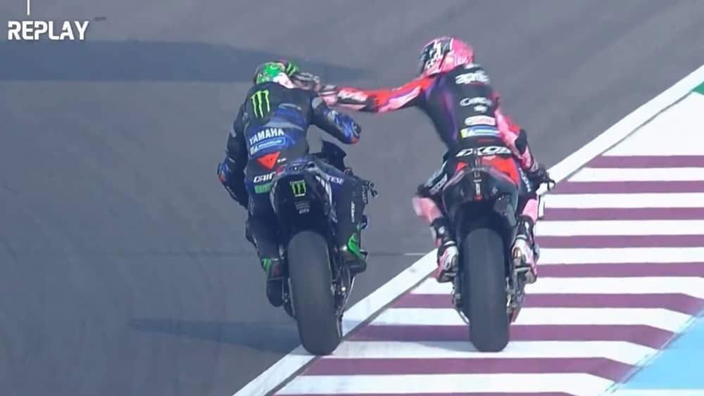 MotoGP: piloto é punido após dar tapa em adversário em cima da moto durante treino