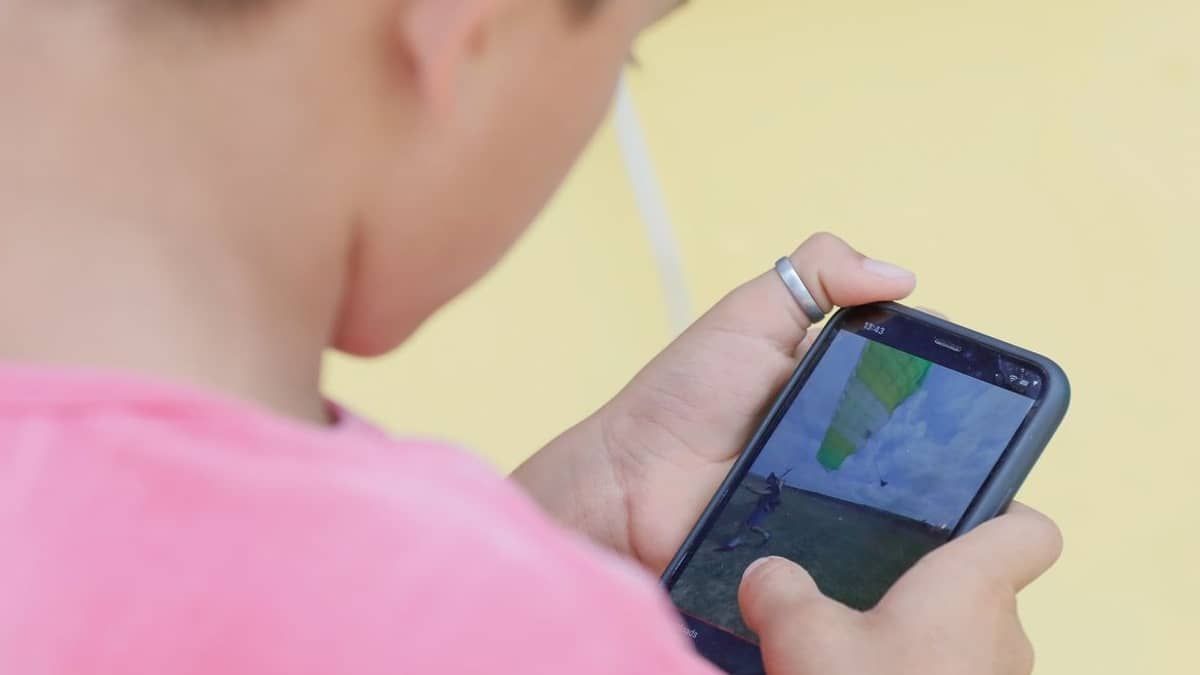 Crianças precisam ficar fora do celular para 'aprender a vida como ela é', diz psicóloga