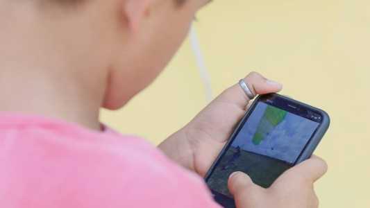 Especialista alerta para riscos psicológicos do uso contínuo de celulares
