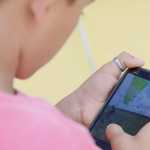 Crianças precisam ficar fora do celular para 'aprender a vida como ela é', diz psicóloga