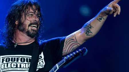 Especula-se que o próprio Dave Grohl, vocalista e líder do Foo Fighters, teria gravado as baterias do álbum de estúdio