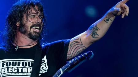 Especula-se que o próprio Dave Grohl, vocalista e líder do Foo Fighters, teria gravado as baterias do álbum de estúdio
