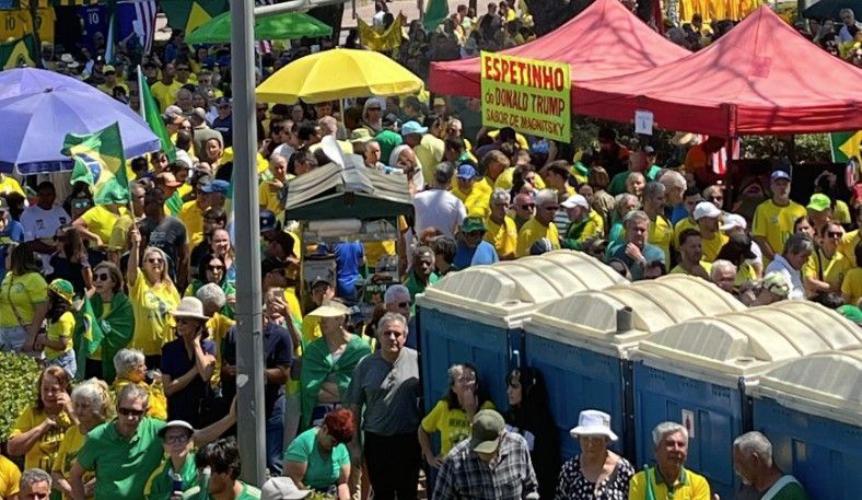 'Espetinho do Donald Trump’: manifestantes fazem homenagem ao presidente dos EUA em ato de BH