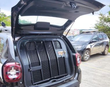 Imagem moatra viatura da polícia civil com camburão aberto