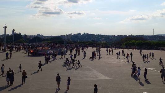 Esplanada do Mineirão está parcialmente ocupada por pessoas que desejam observar eclipse solar de forma correta