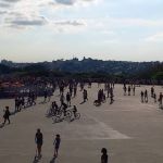 Centenas de pessoas fazem fila para ver eclipse solar no Mineirão