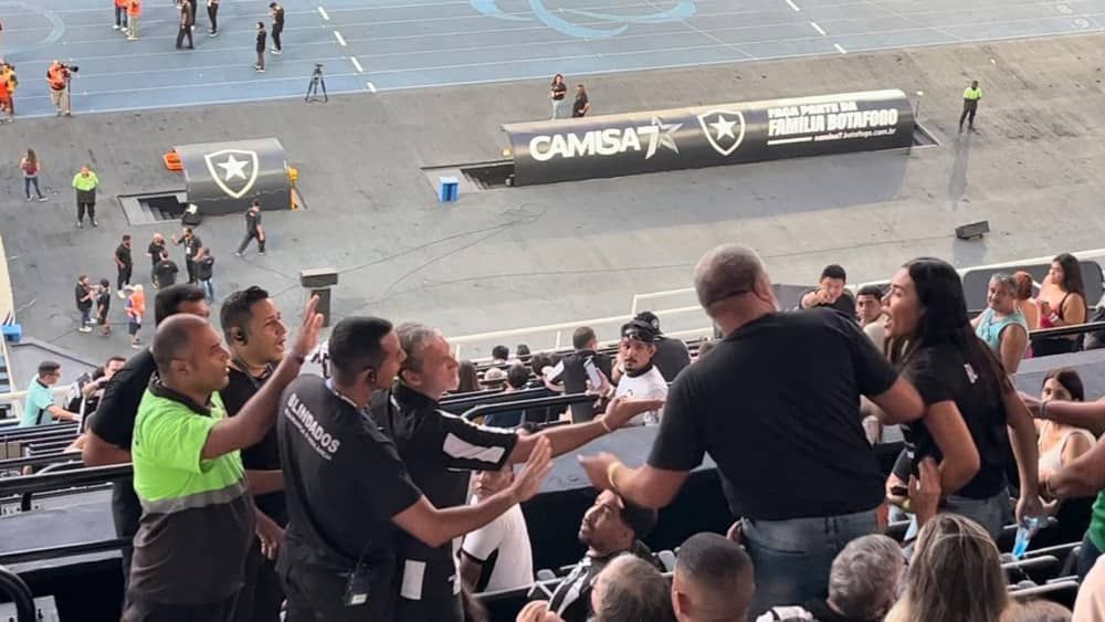 Vaias, pipoca e discussão: torcida do Botafogo protesta no Nilton Santos 