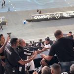 Vaias, pipoca e discussão: torcida do Botafogo protesta no Nilton Santos 