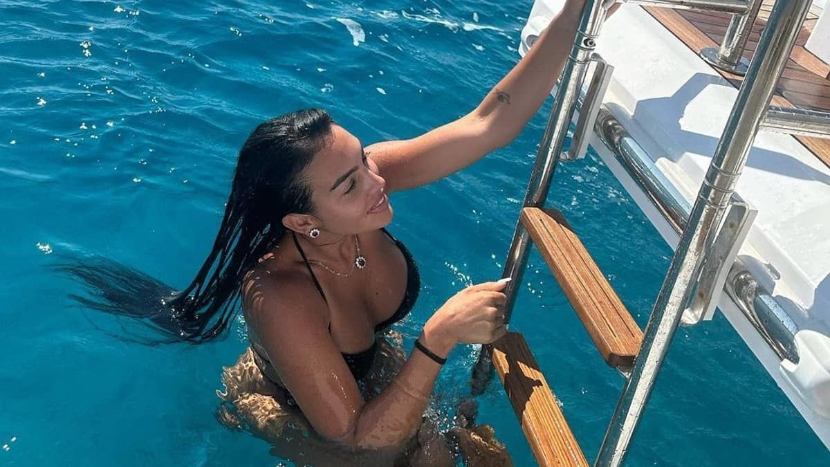 Georgina, esposa de Cristiano Ronaldo, exibe corpão em iate; veja fotos