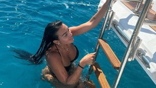 Esposa do jogador aproveita férias no mar Mediterrâneo