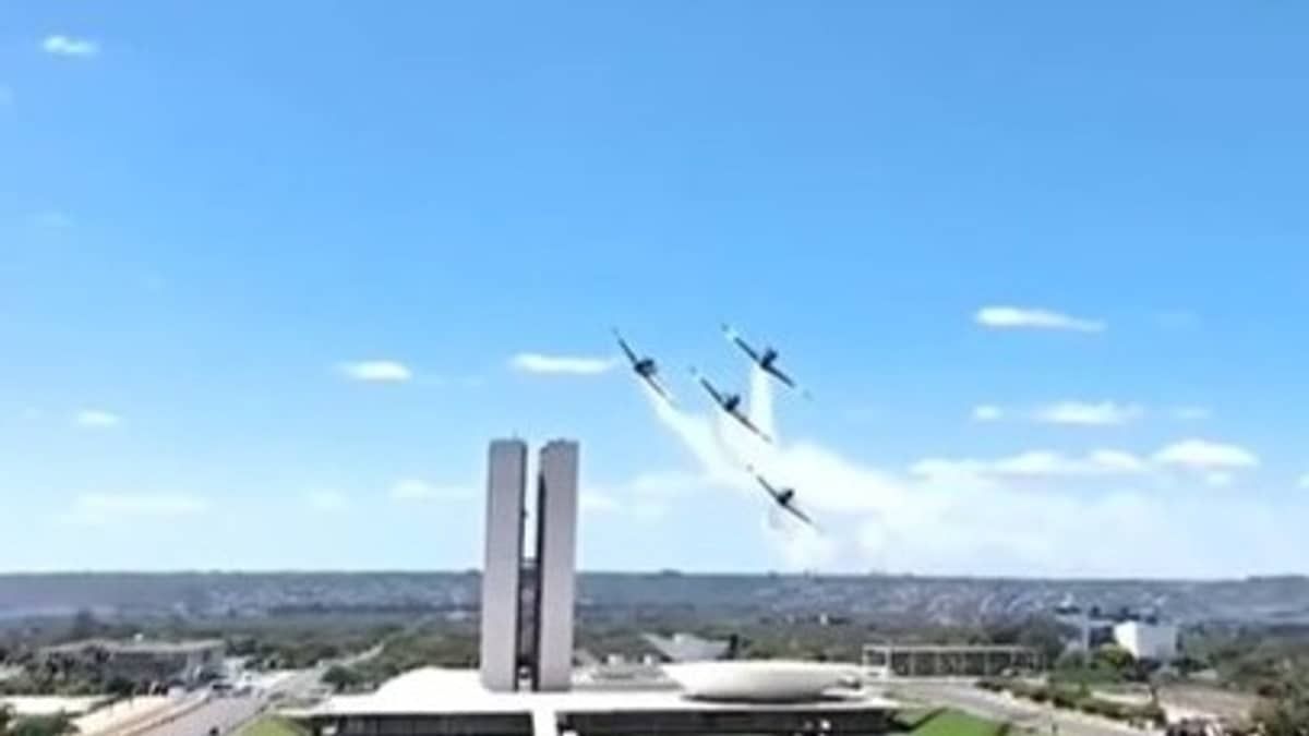 Vídeo: Esquadrilha da Fumaça encerra desfile de 7 de Setembro em Brasília