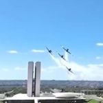 Vídeo: Esquadrilha da Fumaça encerra desfile de 7 de Setembro em Brasília
