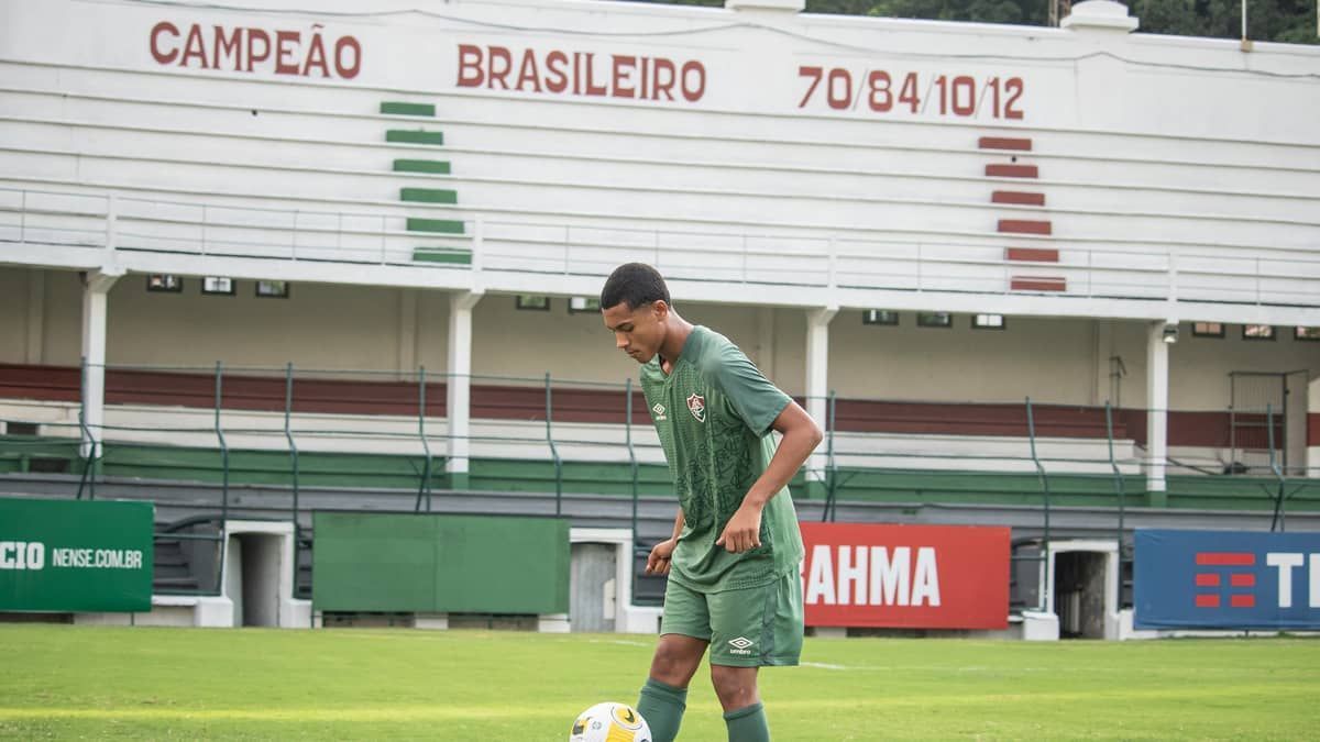 Fernando Diniz recorre a base e promove joia de R$ 370 milhões